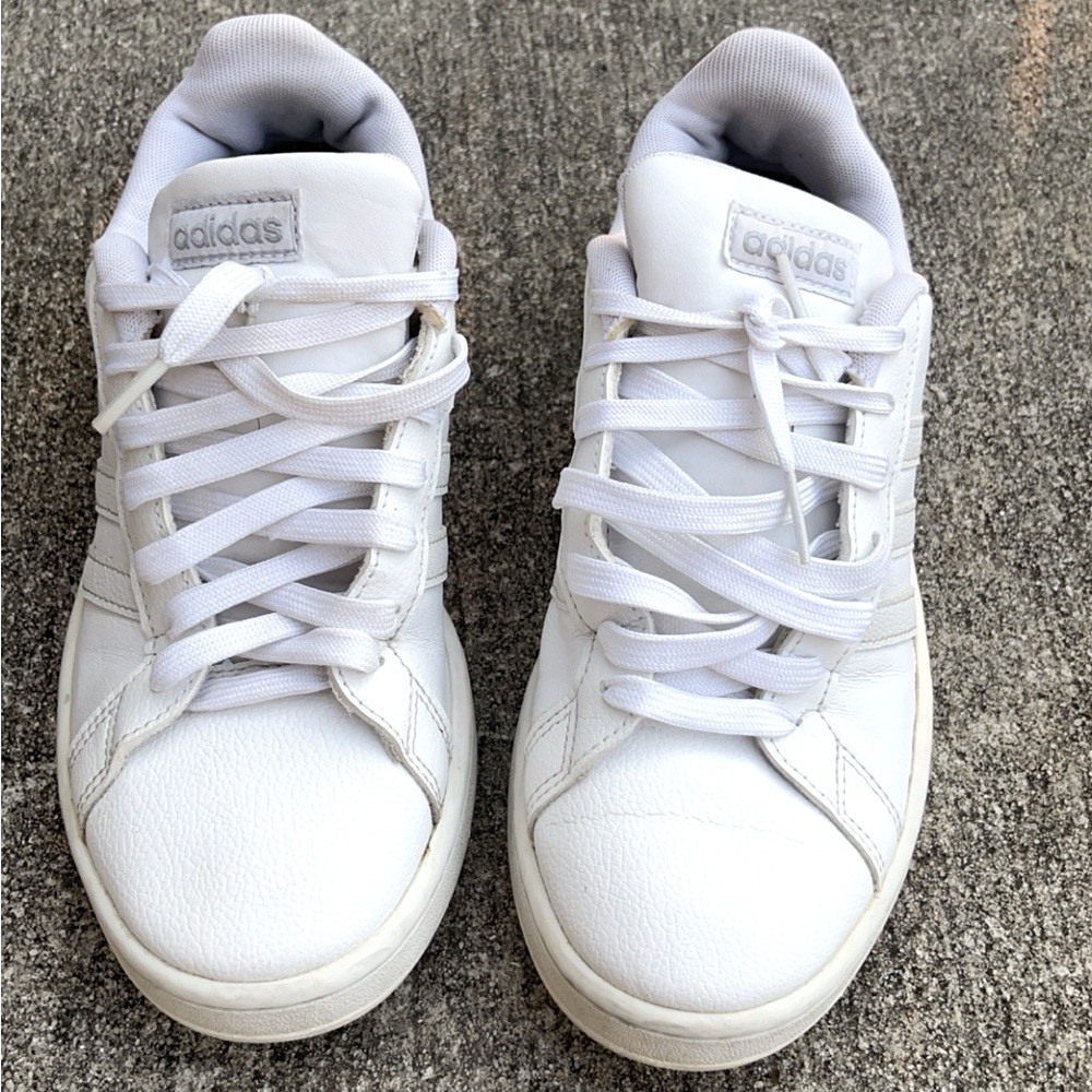 ADIDAS GRAND COURT SNEAKER SIZE 8… SNUG FIT. extra laces. Washed